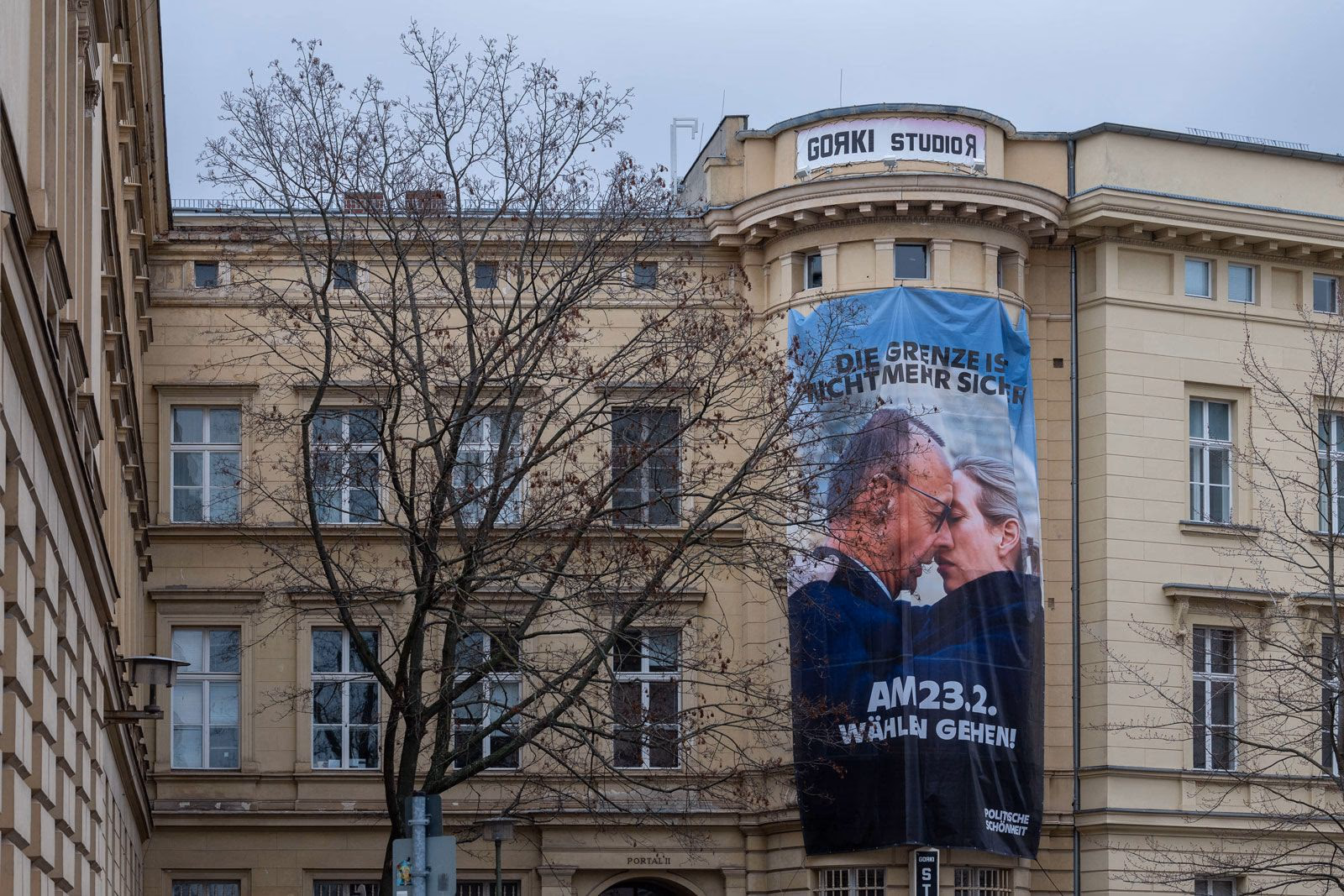 Plakat des Zentrums für Politische Schönheit mit Merz und Weidel am Maxim Gorki Theater in Berlin, Februar 2025