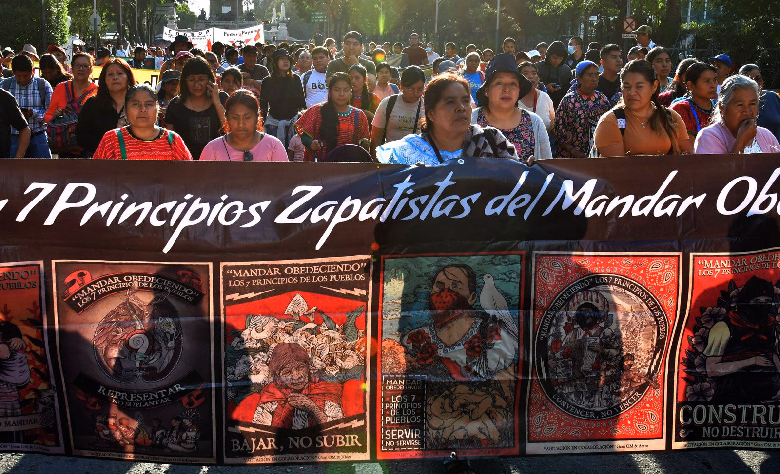 Zapatistische Gruppe auf einer Demo in Mexiko City.
