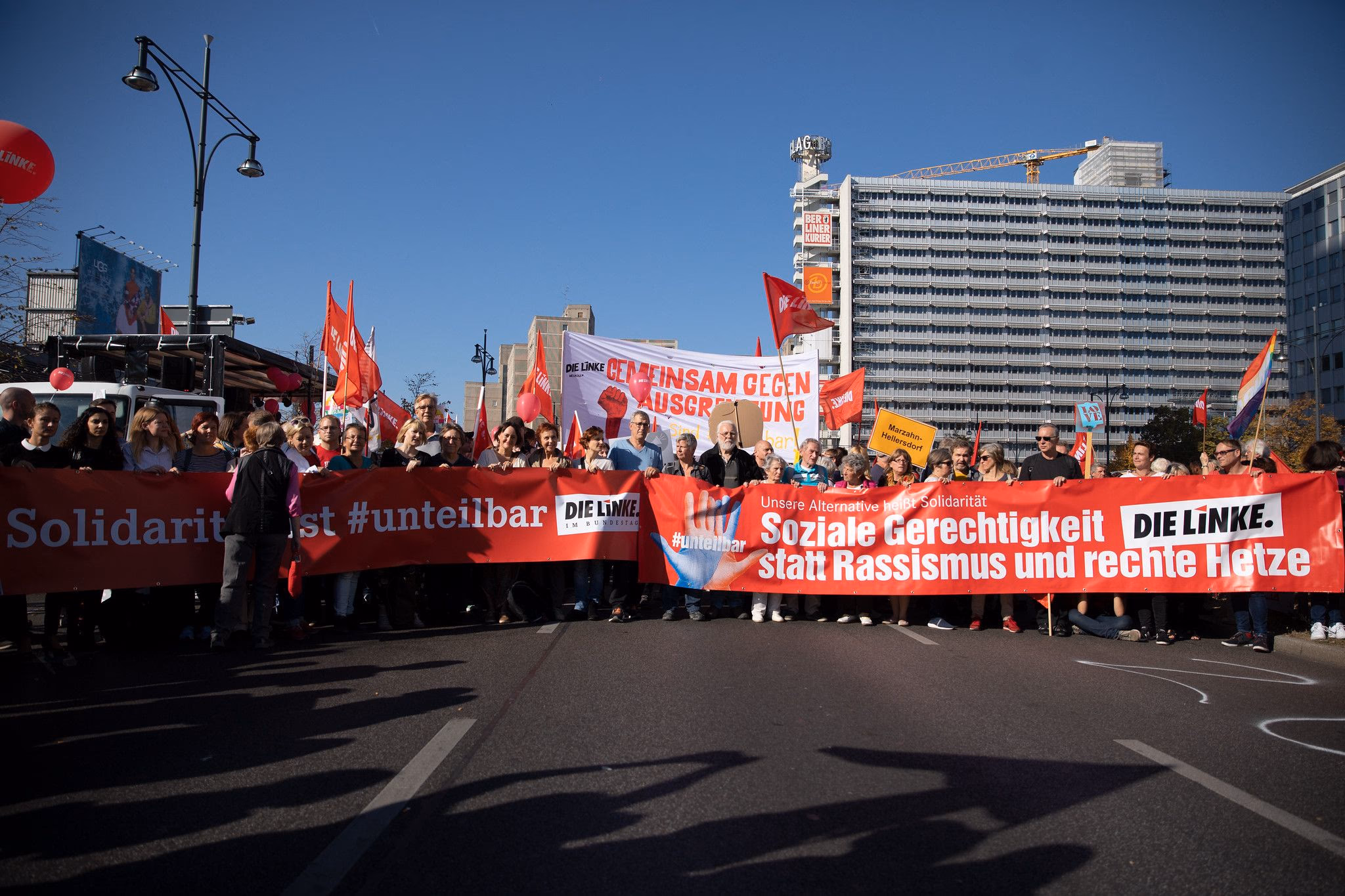 Zusammen unteilbar: Block der LINKEN bei Demonstration in Berlin 2018.