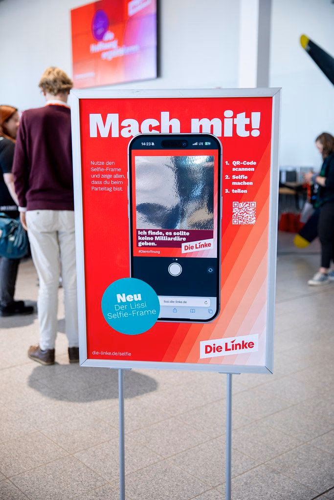 Aufsteller beim Bundesparteitag Der Linken im Mai 2025 in Chemnitz