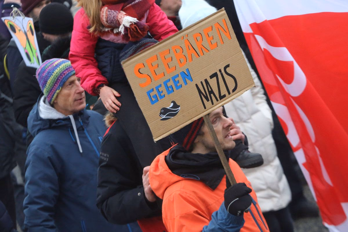 Demo gegen Rechtsextremismus unter dem Motto "Nie wieder ist jetzt" in Rostock