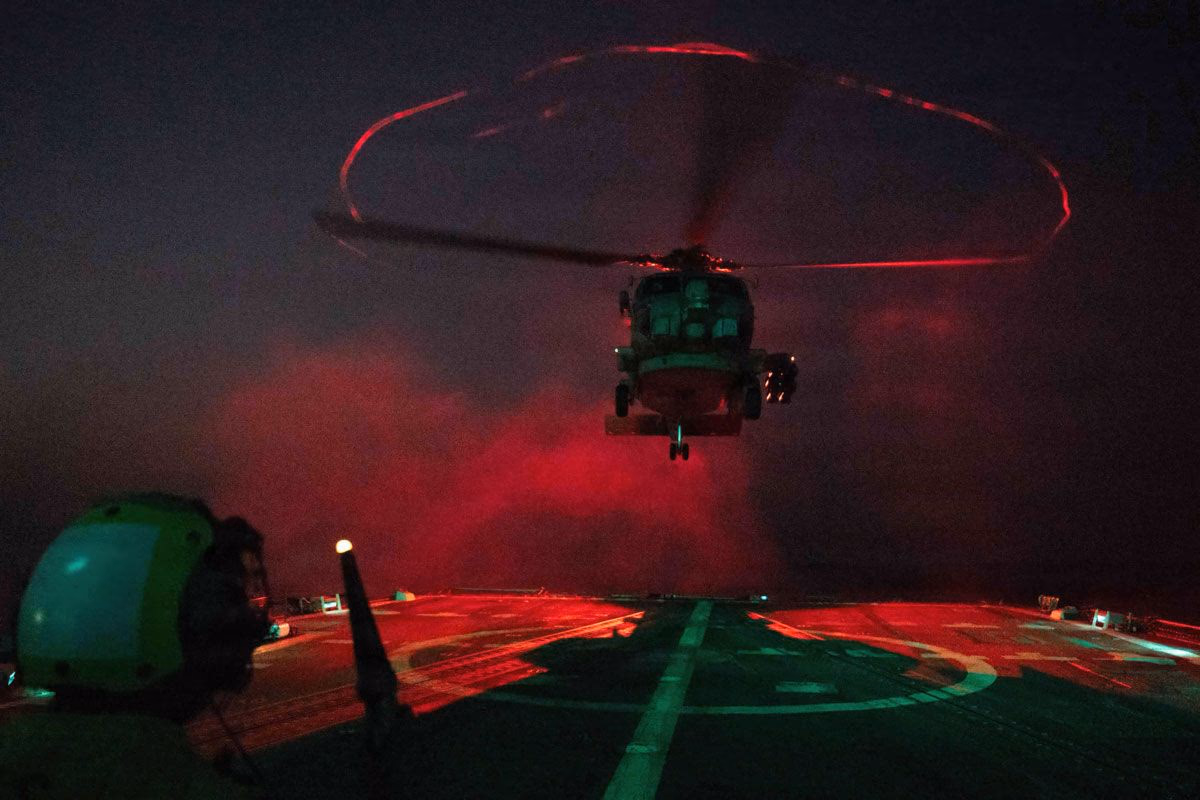 Nachteinsatz auf dem Deck eines Lenkwaffenzerstörers der US Navy im Rahmen der Operation »Epic Fury« am 18. März 2026