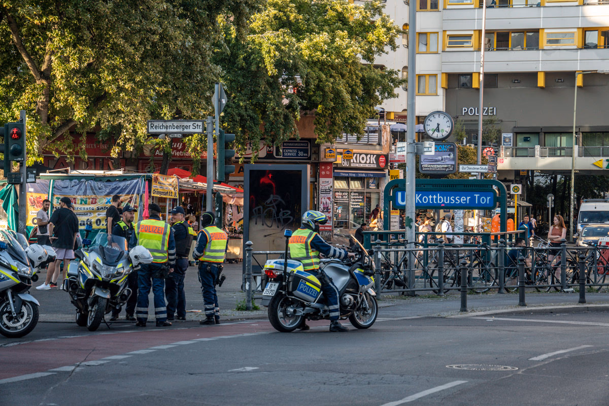 Polizeipräsenz am Kottbusser Tor in Berlin-Kreuzberg