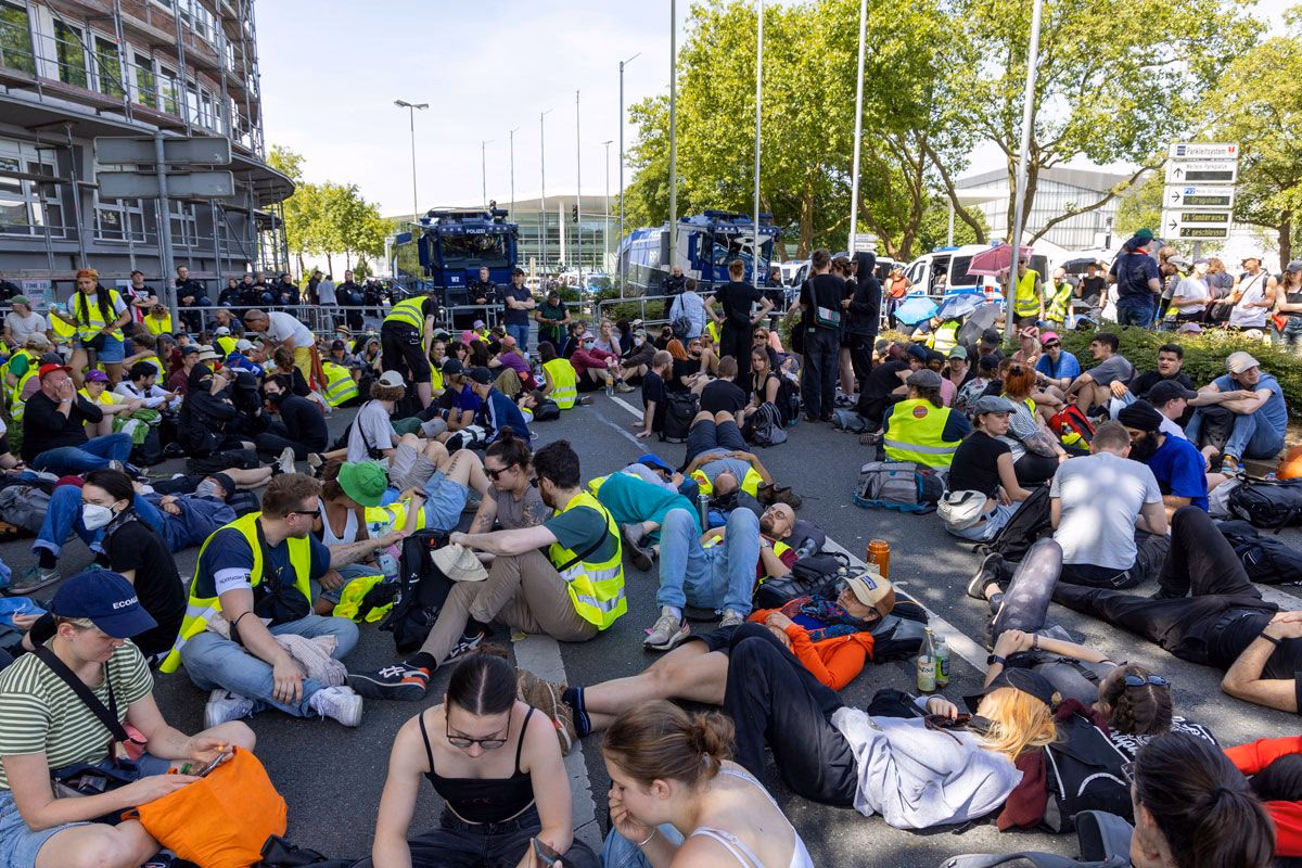 Sitzblockade vor dem Zugang zum AFD-Bundesparteitag, Juni 2024 in Essen.
