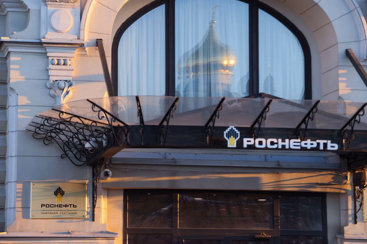 Eingang zur Rosneft-Zentrale im Zentrum Moskaus